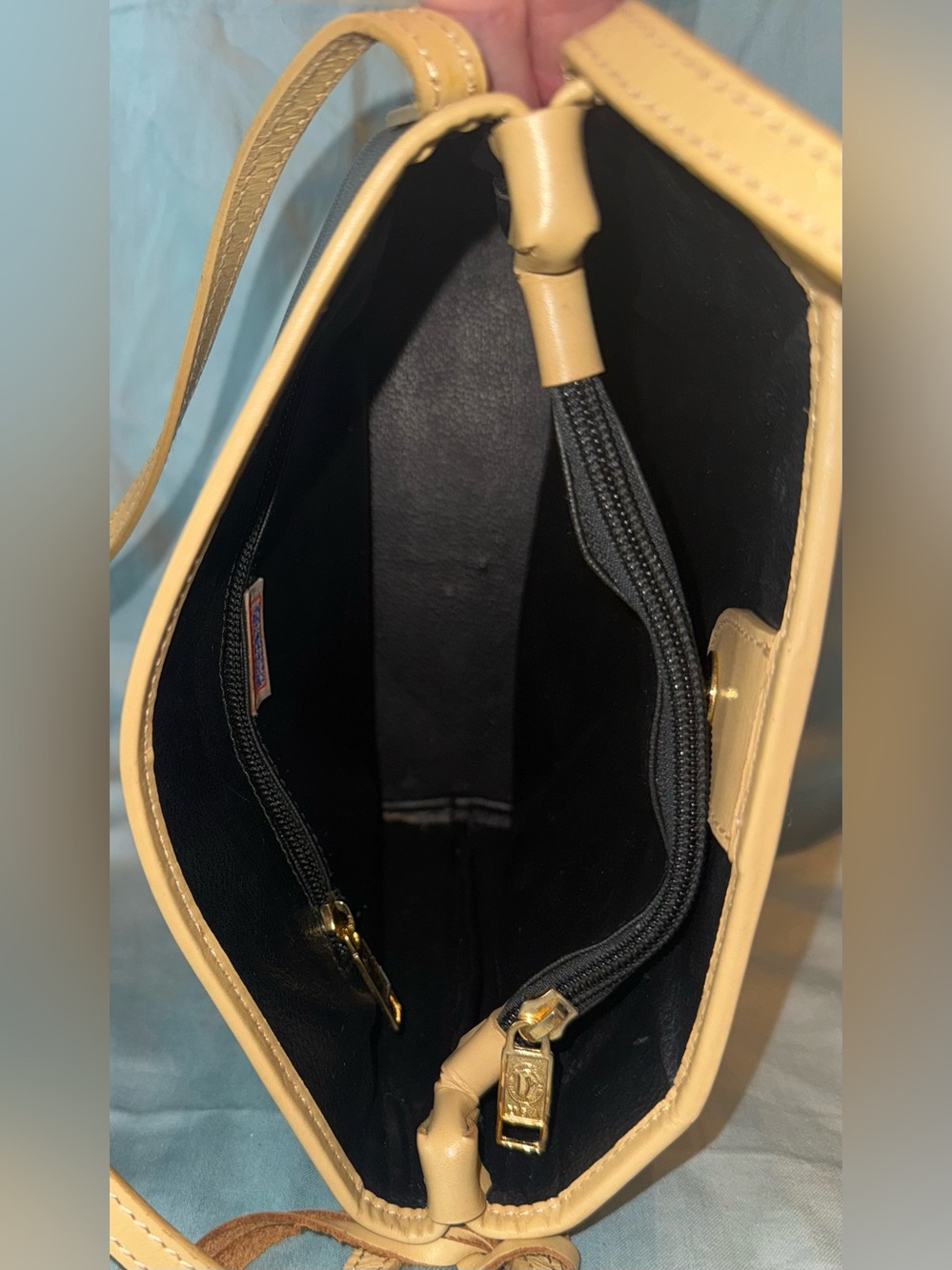 Dooney & Bourke Black & Tan Leather Shoulder Bag with Logo Medallion & Hang Tag - Picture 13 of 16